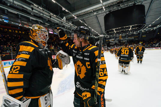 Skellefteås målvakt Linus Söderström och Jonathan Pudas