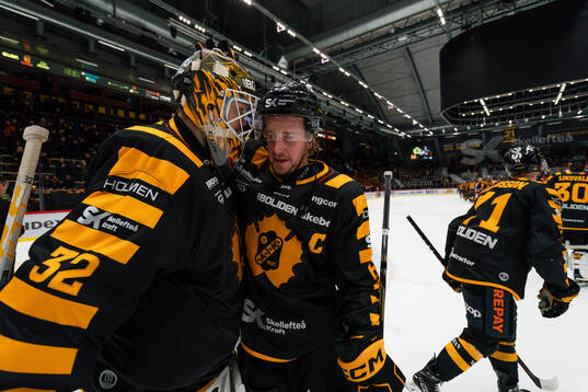 Skellefteås målvakt Linus Söderström och Jonathan Pudas