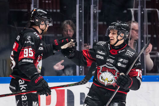 Malmö Redhawks Carl Persson och Jakub Galvas jublar