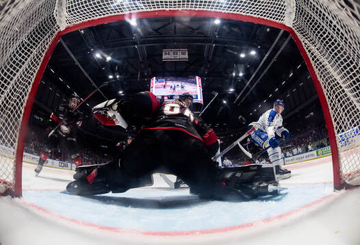 Leksands Max Veronneau gör 1-1 bakom Malmö Redhawks
