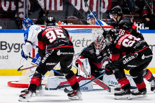Leksands Max Veronneau och Malmö Redhawks målvakt Marek