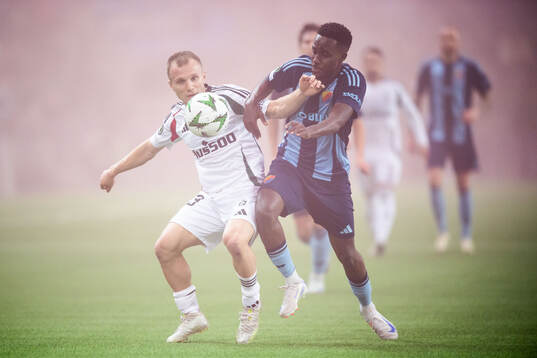 Patryk Kun of Legia Warszawa and Tokmac Nguen of Djurgården