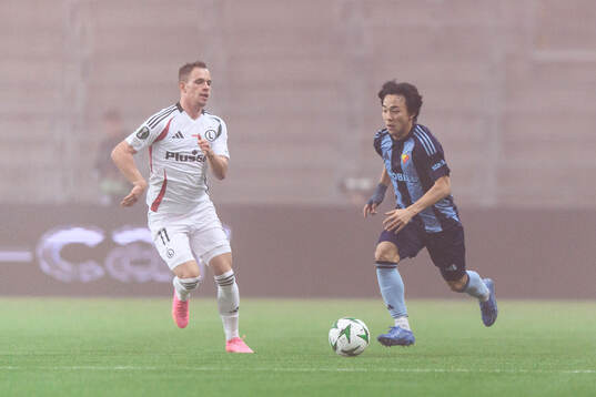 Kacper Chodyna of Legia Warszawa and Keita Kosugi of