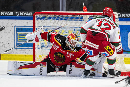 Luleås målvakt Matteus Ward och Modos Oscar Pettersson