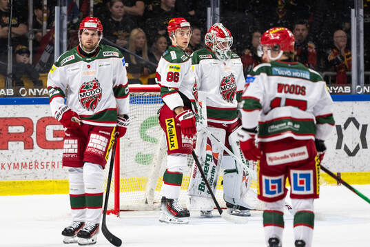 Modos Lukas Jasek och målvakt Lassi Lehtinen