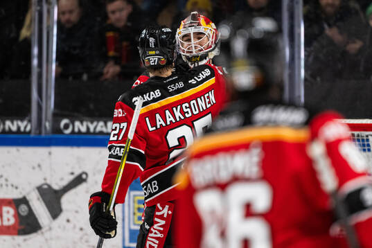 Luleås Oskari Laaksonen och målvakt Matteus Ward jublar