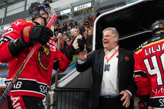 Luleås Eetu Koivistoinen och sportchef Thomas Fröberg
