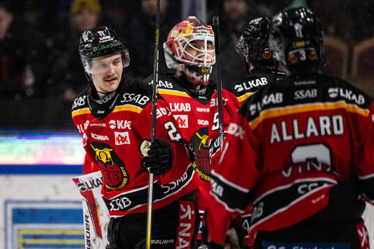 Luleås Oskari Laaksonen jublar med lagkamrater