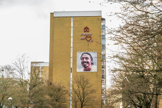 En byggnad med en tavla av Zlatan Ibrahimovic