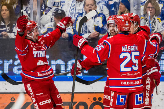 Timrås Emil Pettersson jublar med lagkamrater