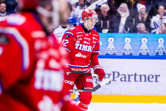 Timrås Anton Lundmark nder ishockeymatchen i SHL mellan