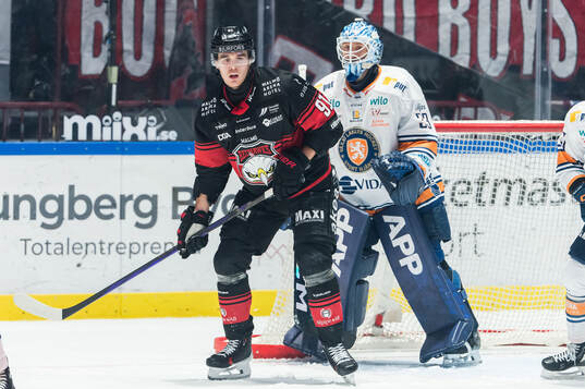 Malmö Redhawks Axel Sundberg och Växjös målvakt Emil