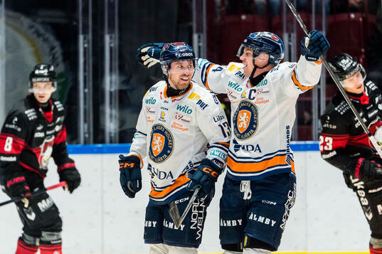 Växjös Dylan McLaughlin och Joel Persson jublar