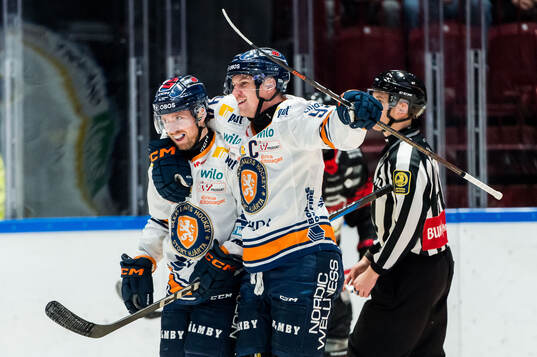 Växjös Dylan McLaughlin och Joel Persson jublar