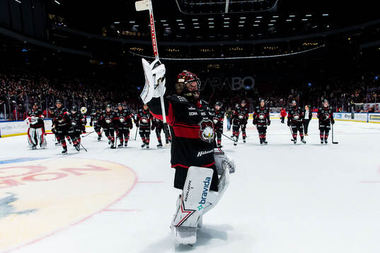 Malmö Redhawks målvakt Daniel Marmenlind  jublar