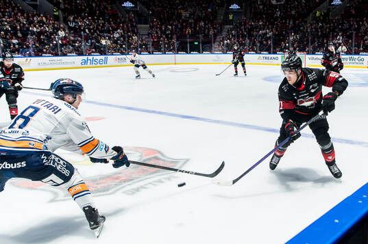 Växjös Zachary Giuttari och Malmö Redhawks Axel Sundberg