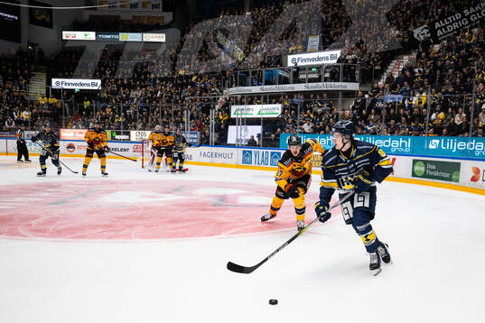 Luleås Oskari Laaksonen och HV71s Hugo Pettersson