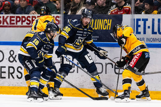 HV71s Oscar Engsund och Tanner Kero mot Luleås Ludvig