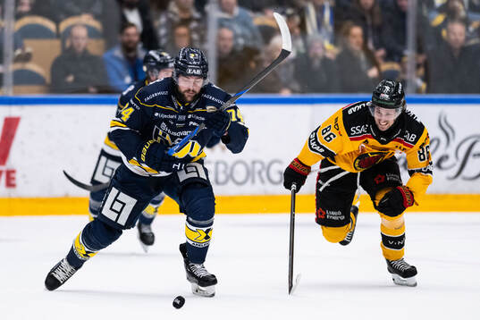 HV71s Sean Day och Luleås Mathias Bromé