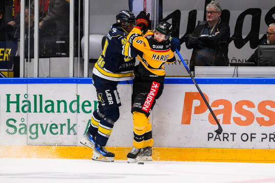HV71s Oskar Stål-Lyrenäs och Luleås Marcus Hardegård
