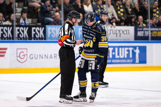 Domare Alexander Österberg i diskussion med HV71s Olle