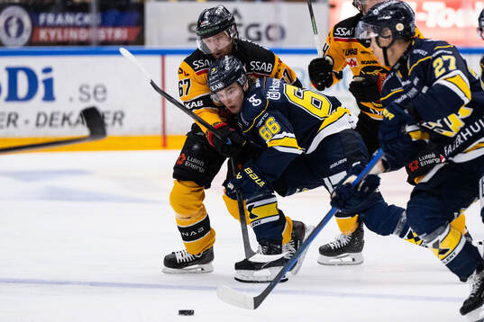 Luleås Linus Omark och HV71s Elliot Ekmark