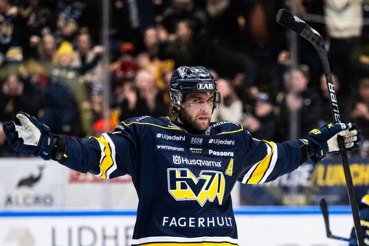 HV71s Joona Luoto jublar