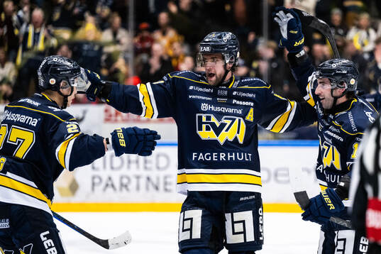 HV71s Joona Luoto jublar