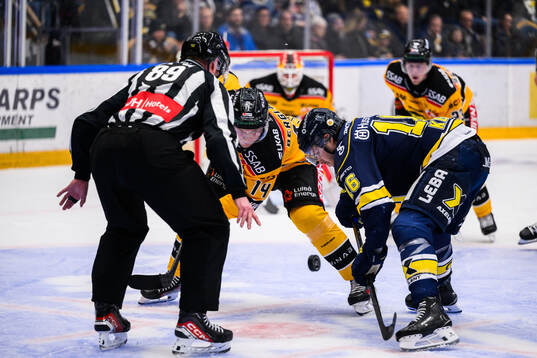 Luleås Jonas Berglund  och HV71s Tanner Kero