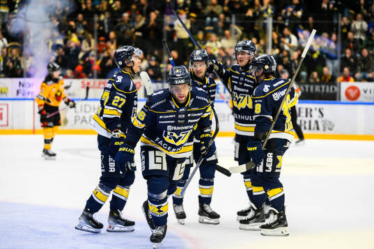 HV71s Joona Luoto jublar