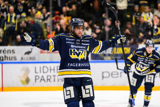 HV71s Joona Luoto jublar