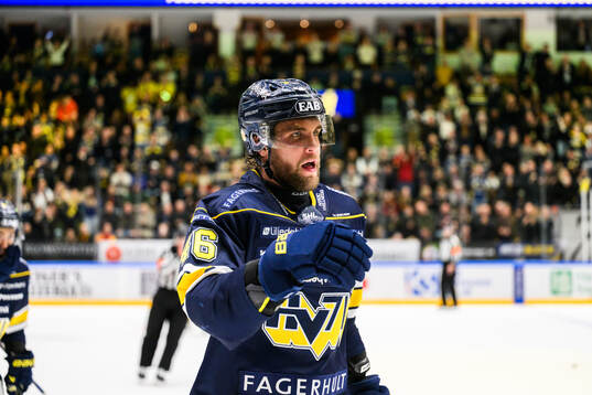 HV71s Joona Luoto jublar