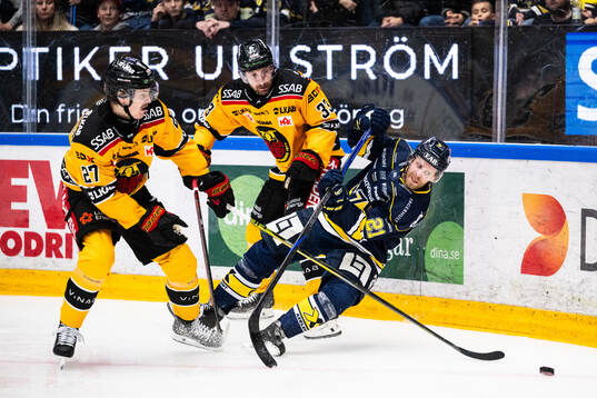 Luleås Oskari Laaksonen och Albin Lundin mot HV71s Mattias