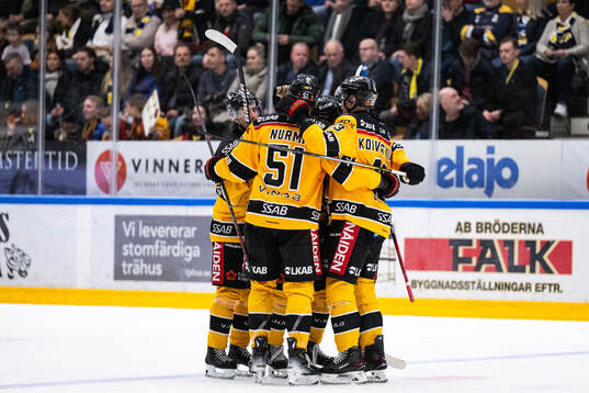 Luleås Erik Gustafsson jublar med lagkamrater