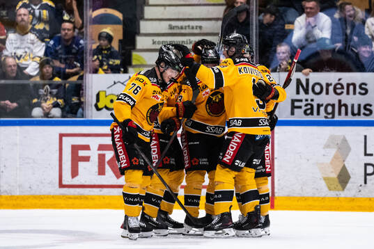 Luleås Anton Levtchi jublar med lagkamrater