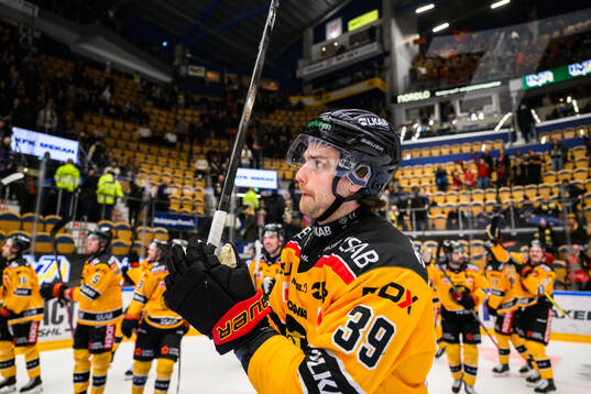 Luleås Pontus Själin  jublar effer ishockeymatchen i SHL