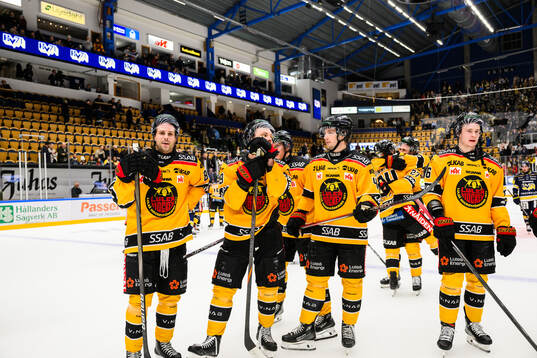 Luleås spelare jublar ishockeymatchen i SHL mellan HV71