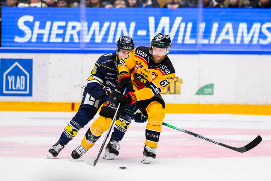 HV71s Elliot Ekmark och Luleås Linus Omark