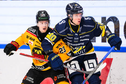 Luleås Jesper Sellgren och HV71s Oskar Stål-Lyrenäs