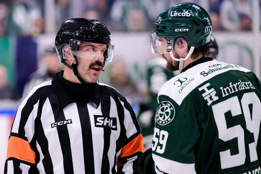 Domare Daniel Wessner i samtal med Färjestads Linus