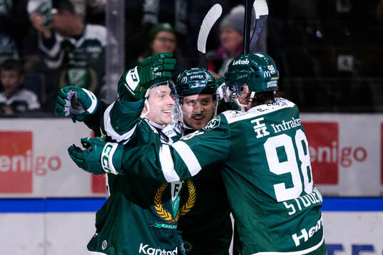 Färjestads Oskar Steen jublar med lagkamrater