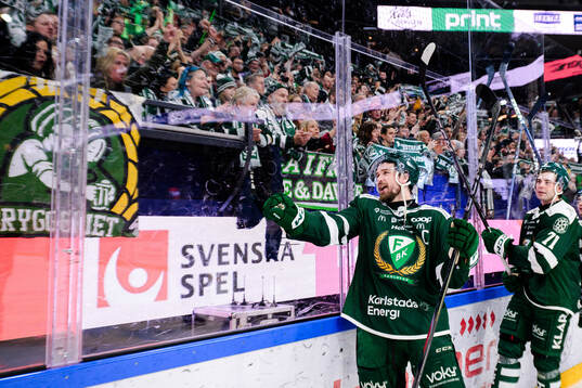 Färjestads Linus Johansson jublar med lagkamrater