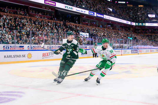 Färjestads Lucas Forsell och Rögles Filip Johansson