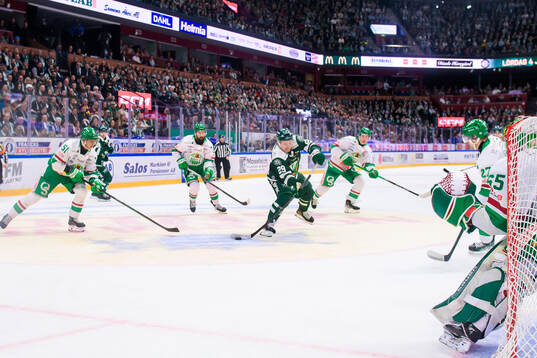Färjestads Oskar Steen skjuter på Rögles målvakt