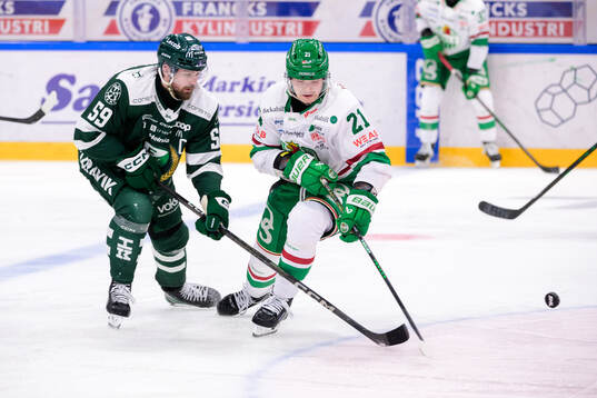 Färjestads Linus Johansson och Rögles Henry Bowlby