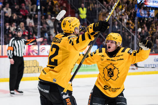 Skellefteås Arvid Lundberg jublar med Anton Heikkinen