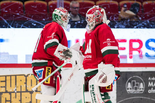 Modos målvakt Olle Eriksson Ek och målvakt Lassi Lehtinen