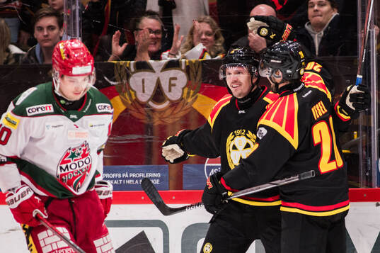 Brynäs Johannes Kinnvall och Tyler Vesel jublar