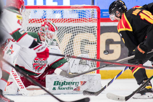 Modos målvakt Lassi Lehtinen och Brynäs Anton Rödin