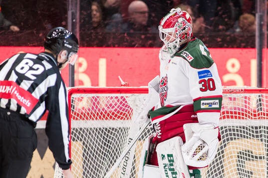 Modos målvakt Lassi Lehtinen deppar